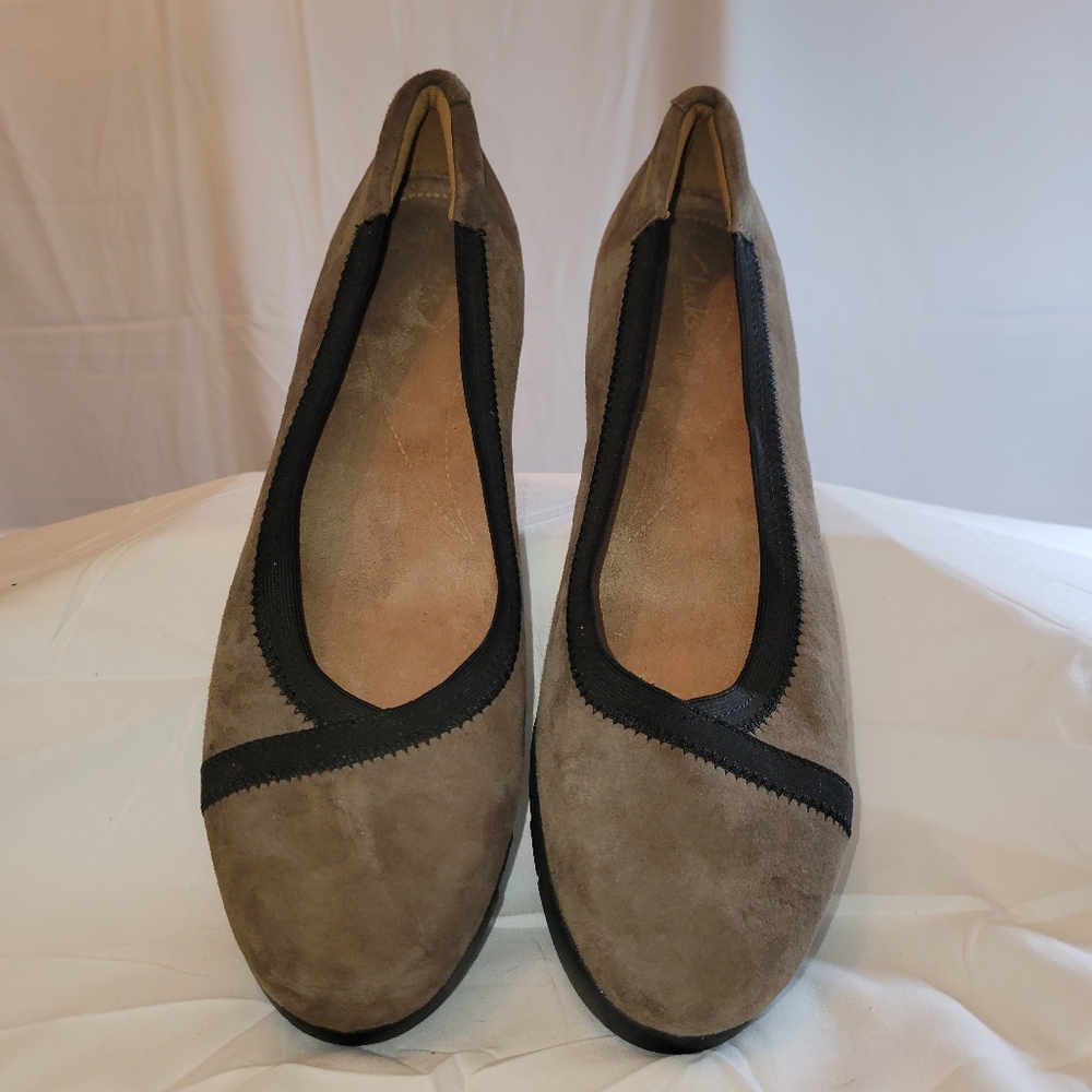 Clarks Daelyn Hill Mushroom Suede Flats NWT
